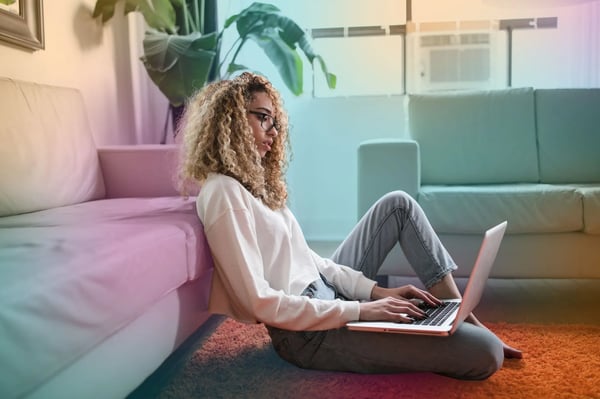 woman-floor-laptop-woktingpsd (1)