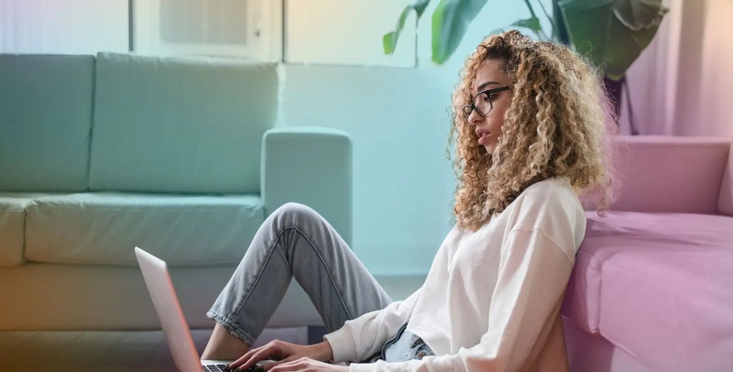 woman-floor-laptop-woktingpsd